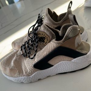 Nike air huaracne shoes